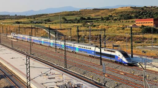 TGV llegando a la estación de Figueres - Vilafant. Detrás, en la colina de la derecha, el Castell de Sant Ferran.