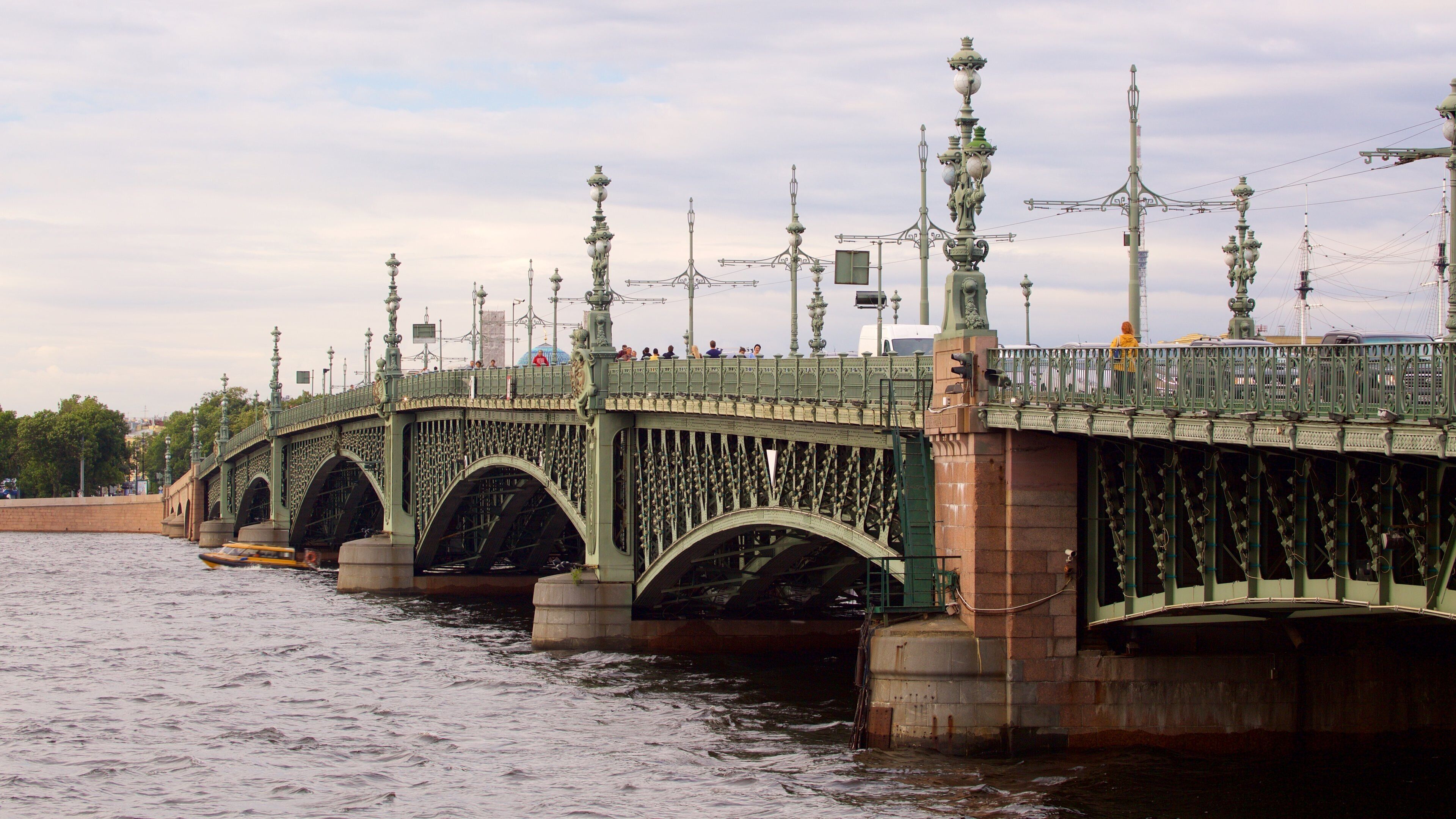 Xanh Pê-téc-pua cho thấy kiến trúc di sản, cầu và sông lạch