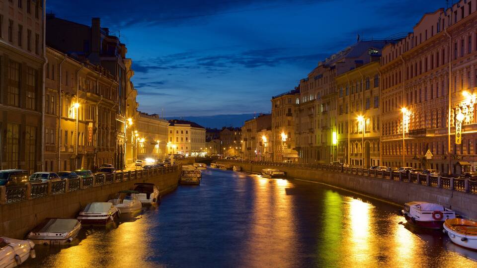Sankt Petersburg welches beinhaltet bei Nacht, Fluss oder Bach und Stadt