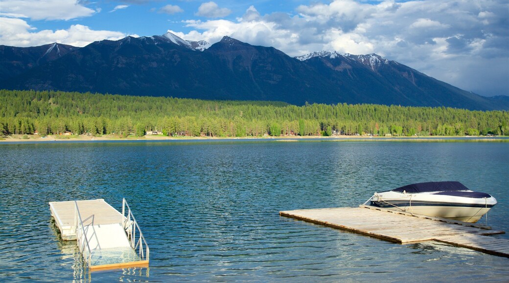 Skookumchuck que inclui cenas tranquilas, um lago ou charco e paisagem