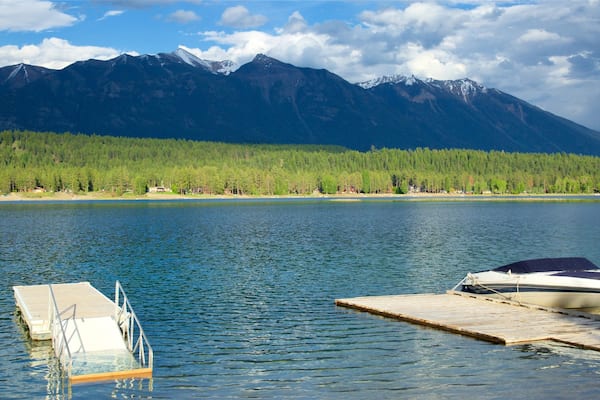 Skookumchuck das einen ruhige Szenerie, See oder Wasserstelle und Landschaften