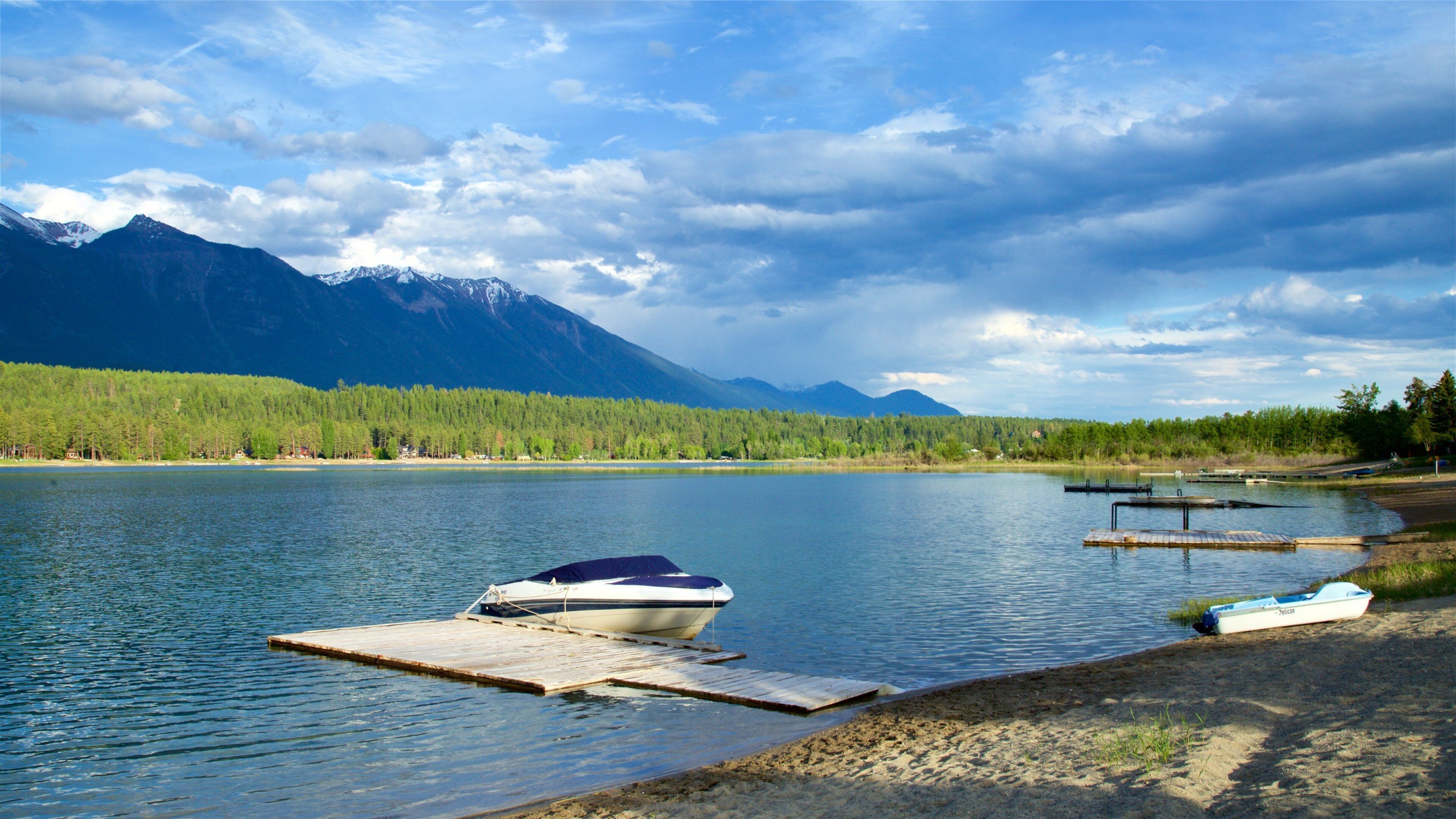 Skookumchuck que inclui um lago ou charco, cenas tranquilas e montanhas