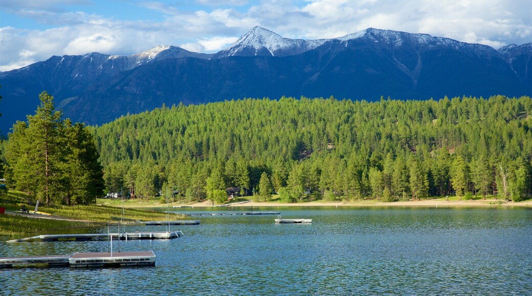 Skookumchuck caracterizando um lago ou charco, cenas tranquilas e montanhas