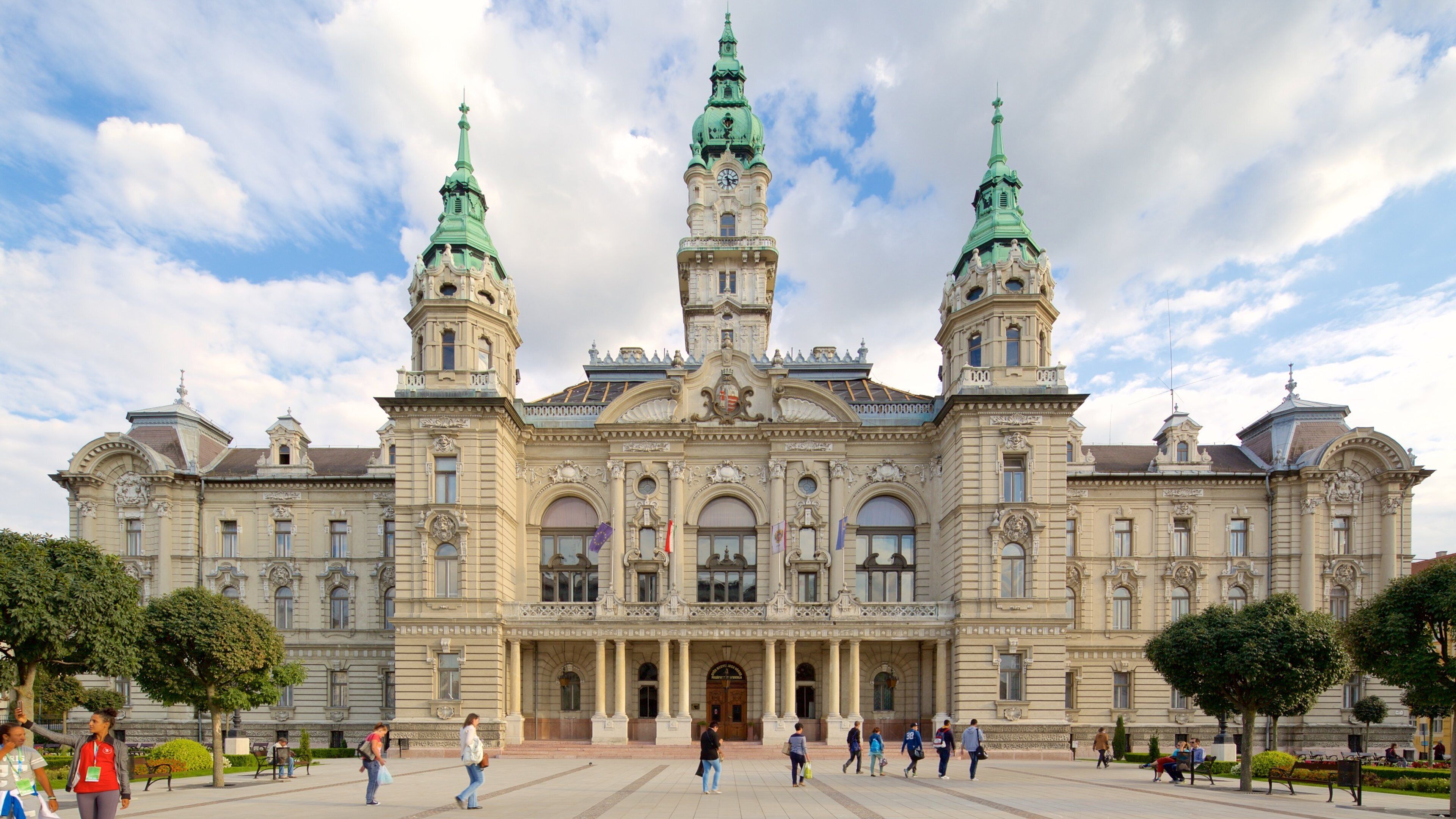 Gyor showing heritage architecture, a square or plaza and an administrative building