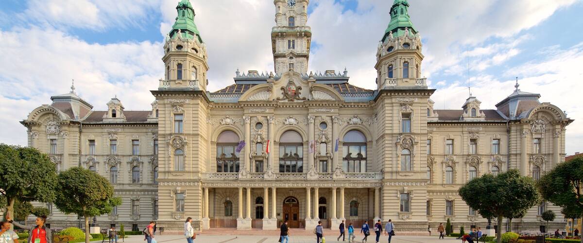 Györ som inkluderer administrativ bygning, historisk arkitektur og torg eller plass