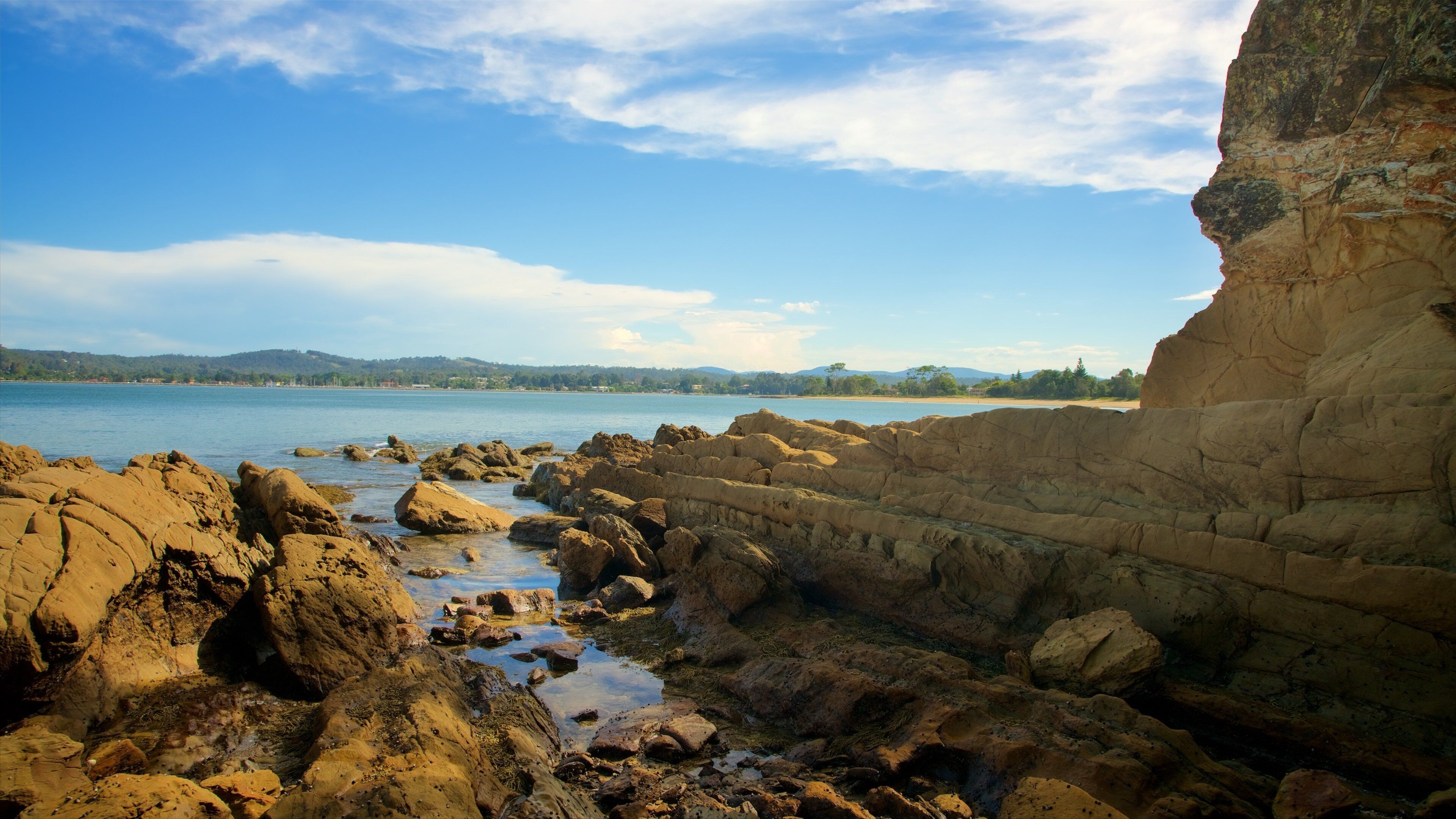 Batemans Bay ofreciendo litoral accidentado y una bahía o un puerto
