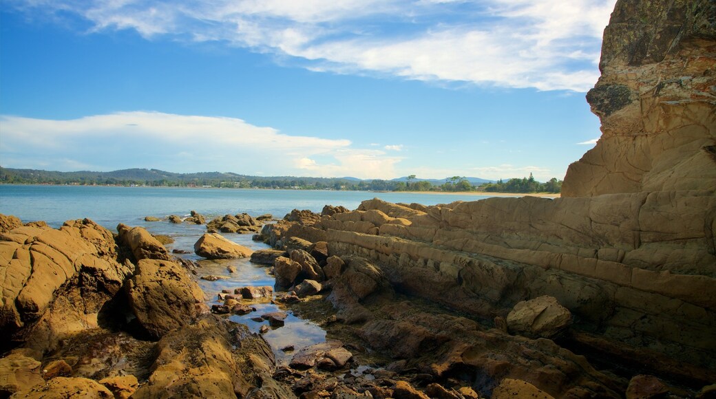 Batemans Bay ofreciendo litoral accidentado y una bahía o un puerto