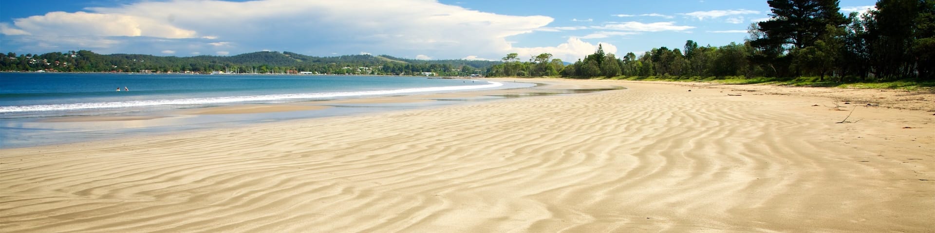 Batemans Bay mit einem allgemeine Küstenansicht und Sandstrand