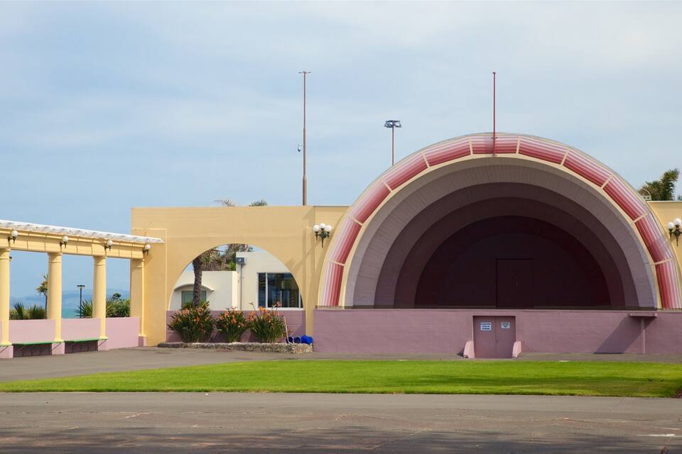 Un edifici gran d'arc amb façana groga i teulat vermell.