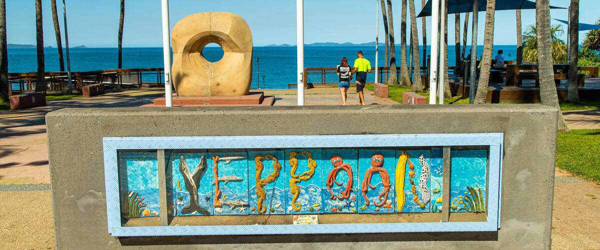 Yeppoon Beach showing outdoor art and signage