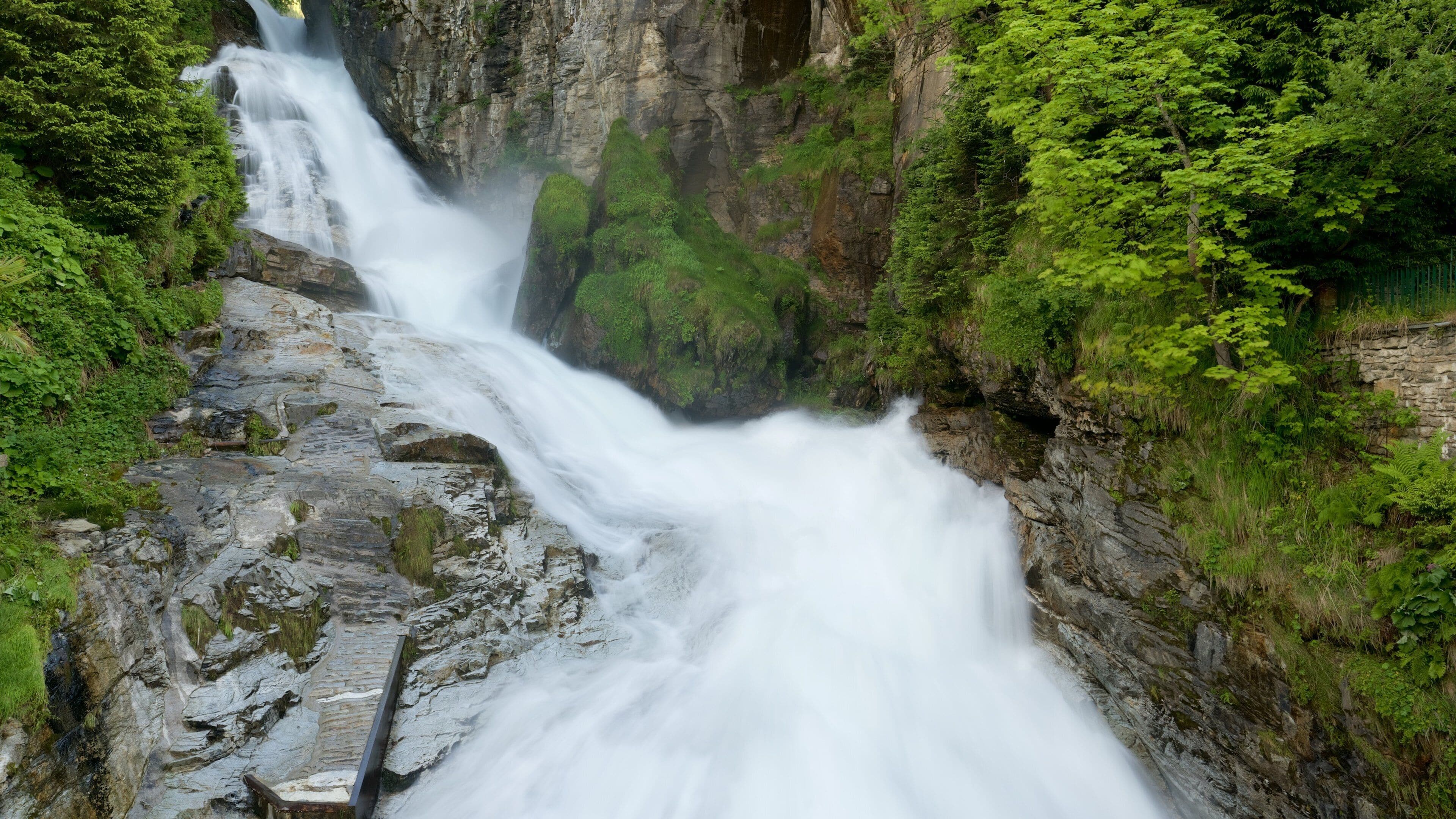 Bad Gastein which includes a cascade and rapids