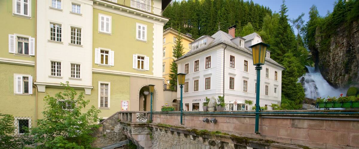 Salzburg inclusief een rivier of beek, een brug en historisch erfgoed
