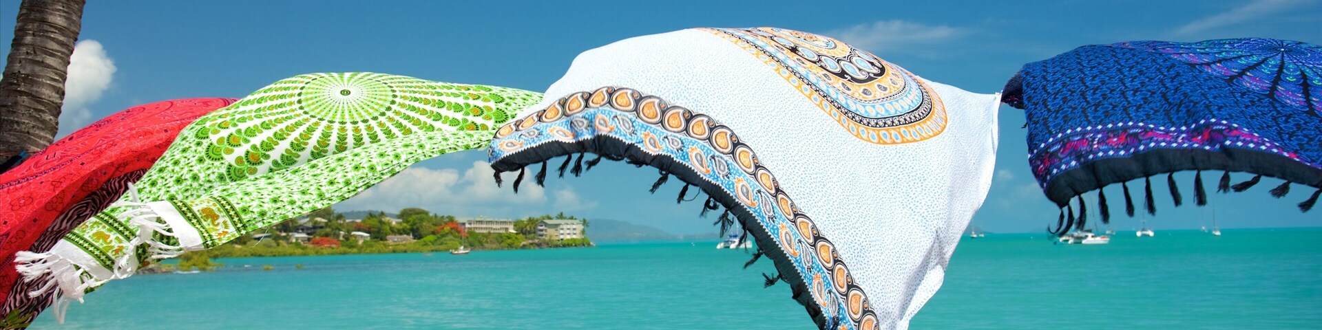 Airlie Beach ofreciendo una ciudad costera y una playa de arena y también un pequeño grupo de personas