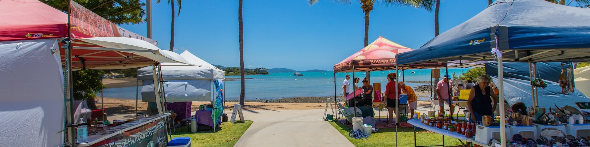 Airlie Beach Market which includes markets and general coastal views