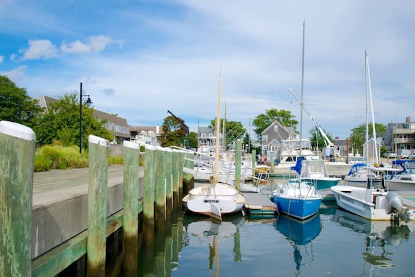 Hyannis joka esittää lahti tai satama ja venesatama