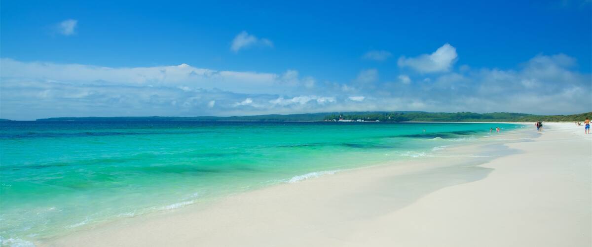 Jervis Bay mostrando vista general a la costa y una playa de arena