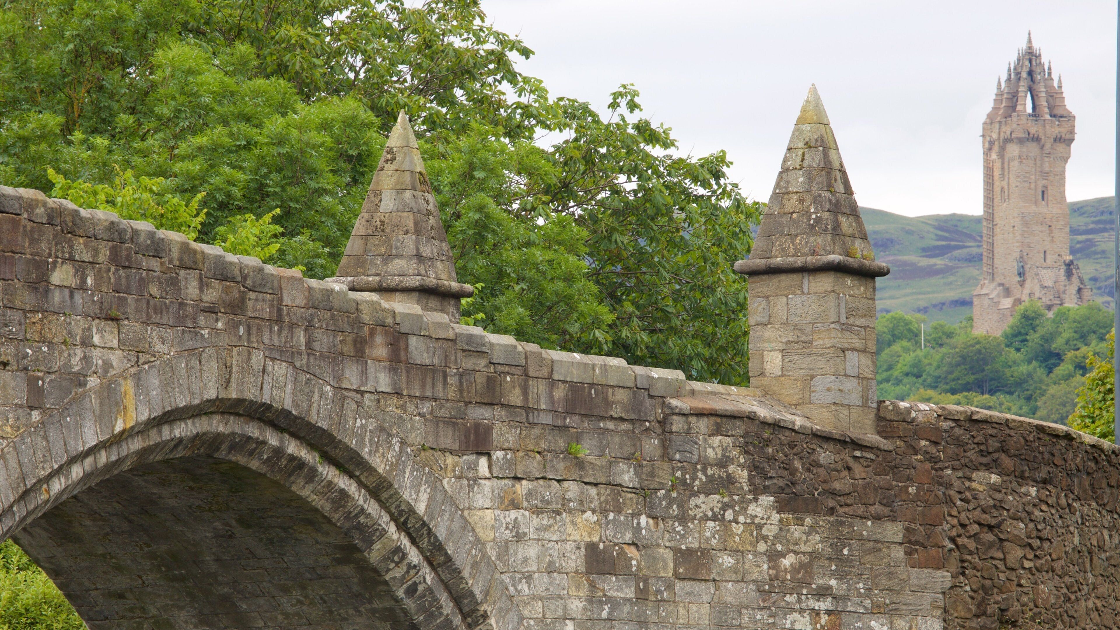 Stirling showing heritage elements and a bridge