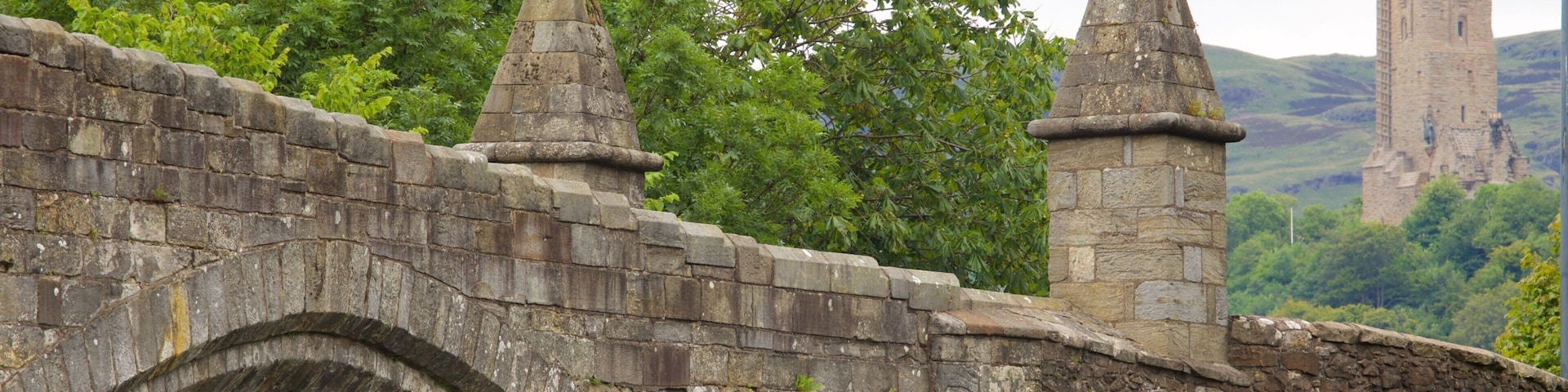 Stirling showing heritage elements and a bridge