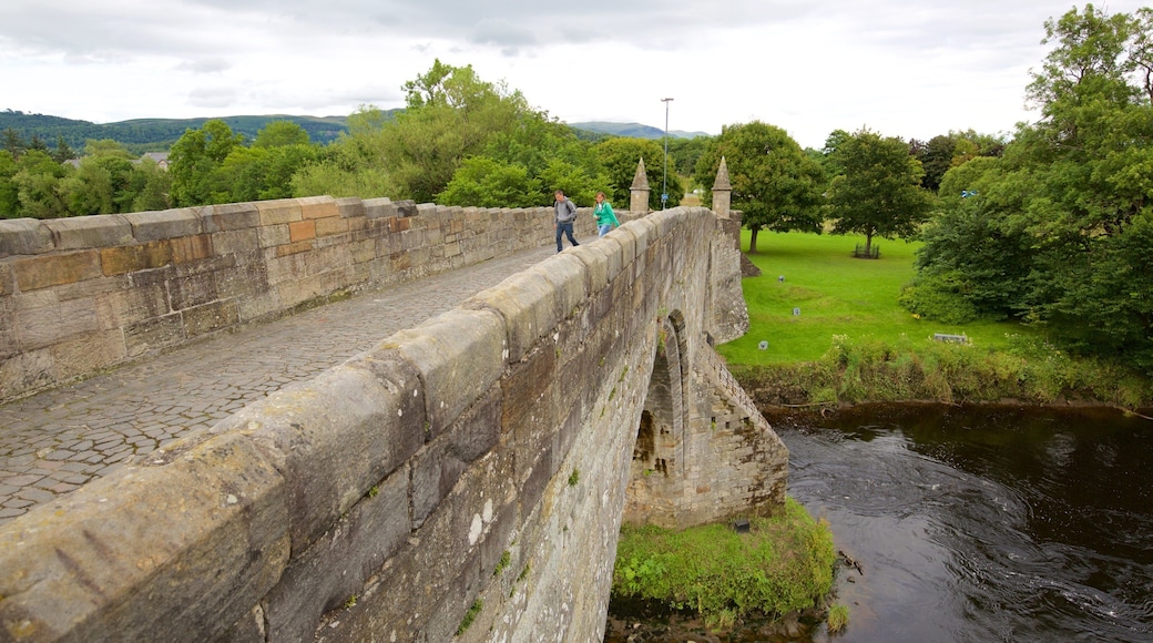Old Stirling Bridge showing a bridge and heritage elements