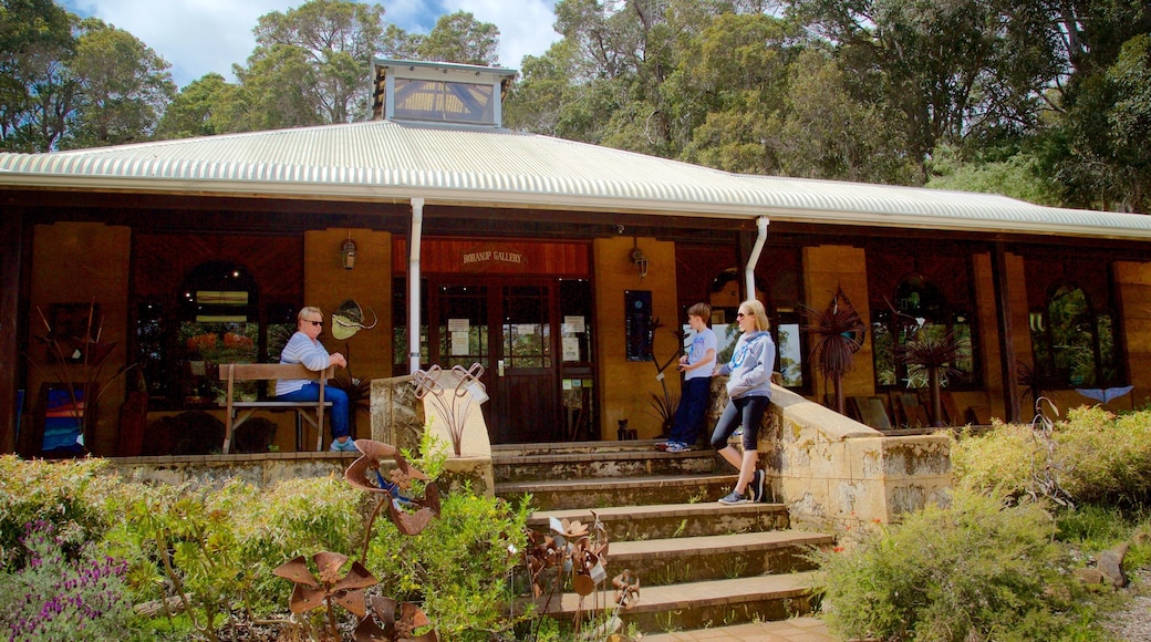 Boranup welches beinhaltet Haus und Park sowie kleine Menschengruppe