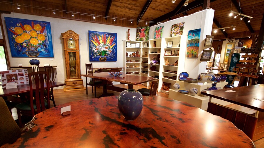 Boranup featuring art and interior views