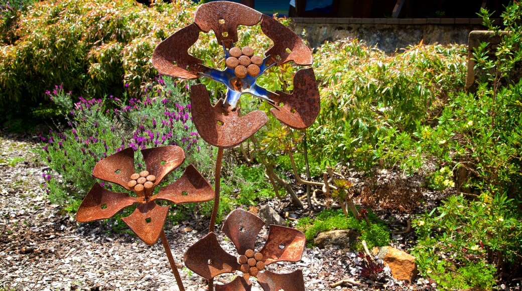 보래넙 을 특징 동상 또는 조각상 과 정원