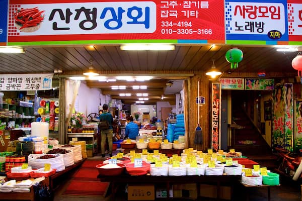 Busan welches beinhaltet Märkte, Speisen und Beschilderung