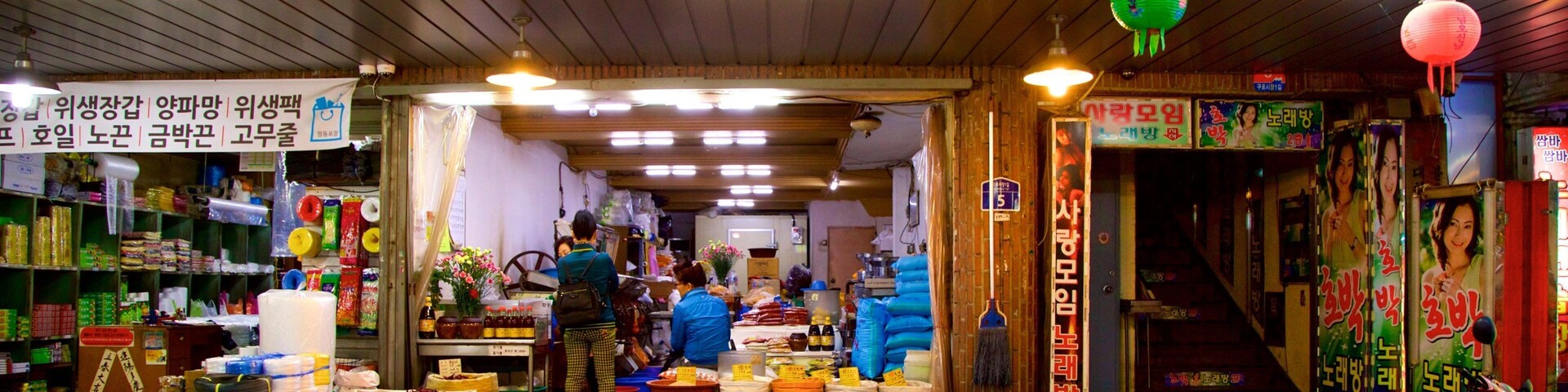 Busan featuring signage, food and markets