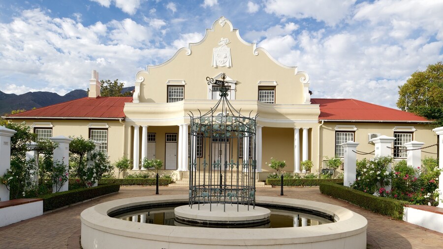 Franschhoek showing an administrative building and heritage architecture