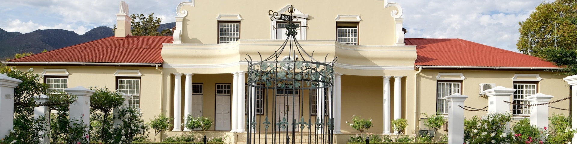 Franschhoek showing an administrative building and heritage architecture