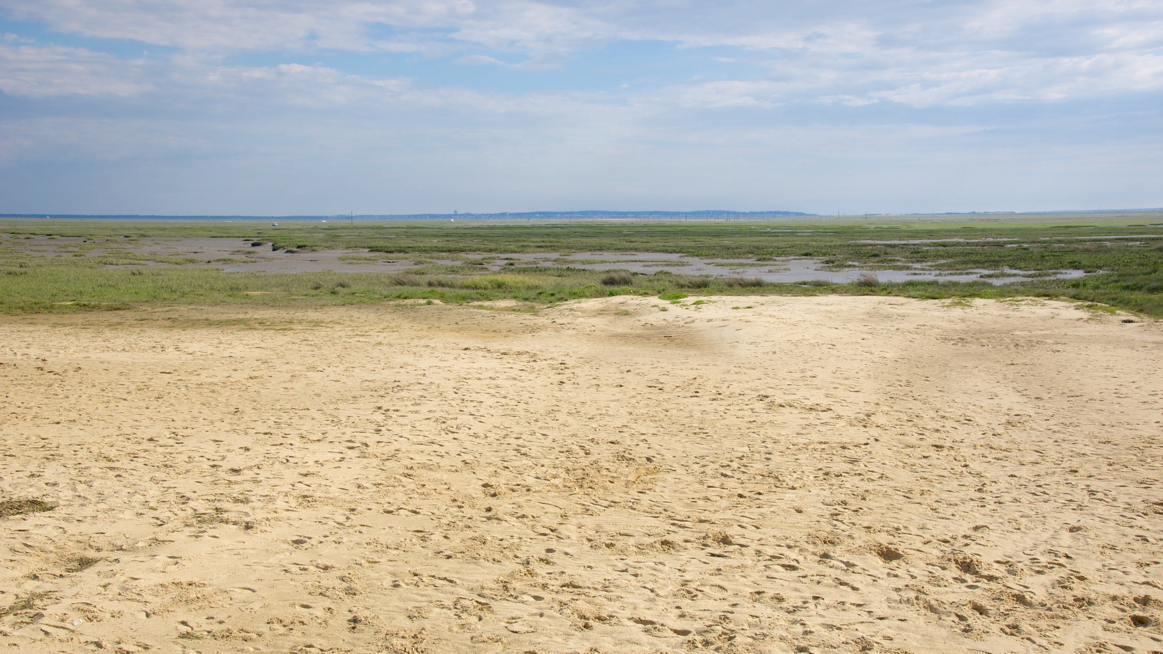 Burdeos mostrando una playa de arena