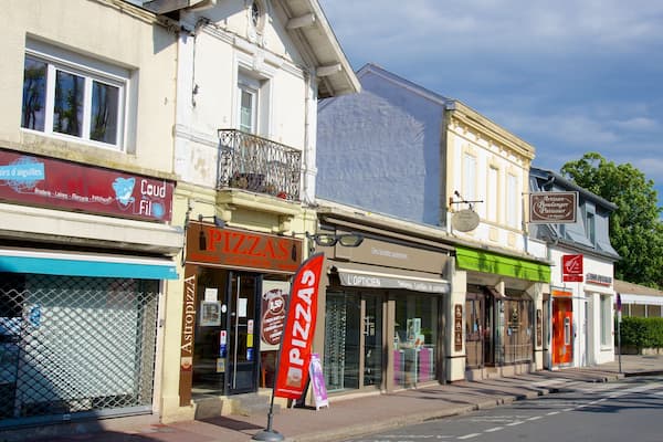 Bordeaux showing a coastal town