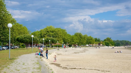 Bordeaux featuring a beach