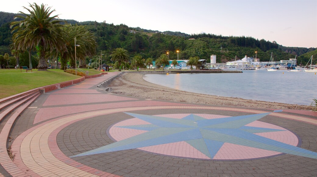 Picton mostrando un puerto deportivo, embarcaciones y bosques