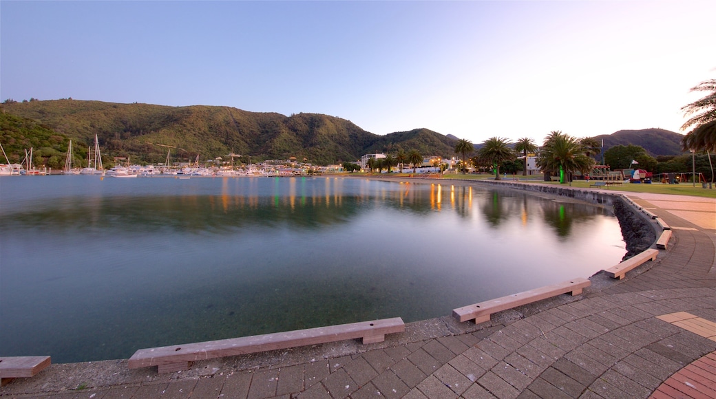 Picton que incluye un atardecer, vela y una bahía o un puerto