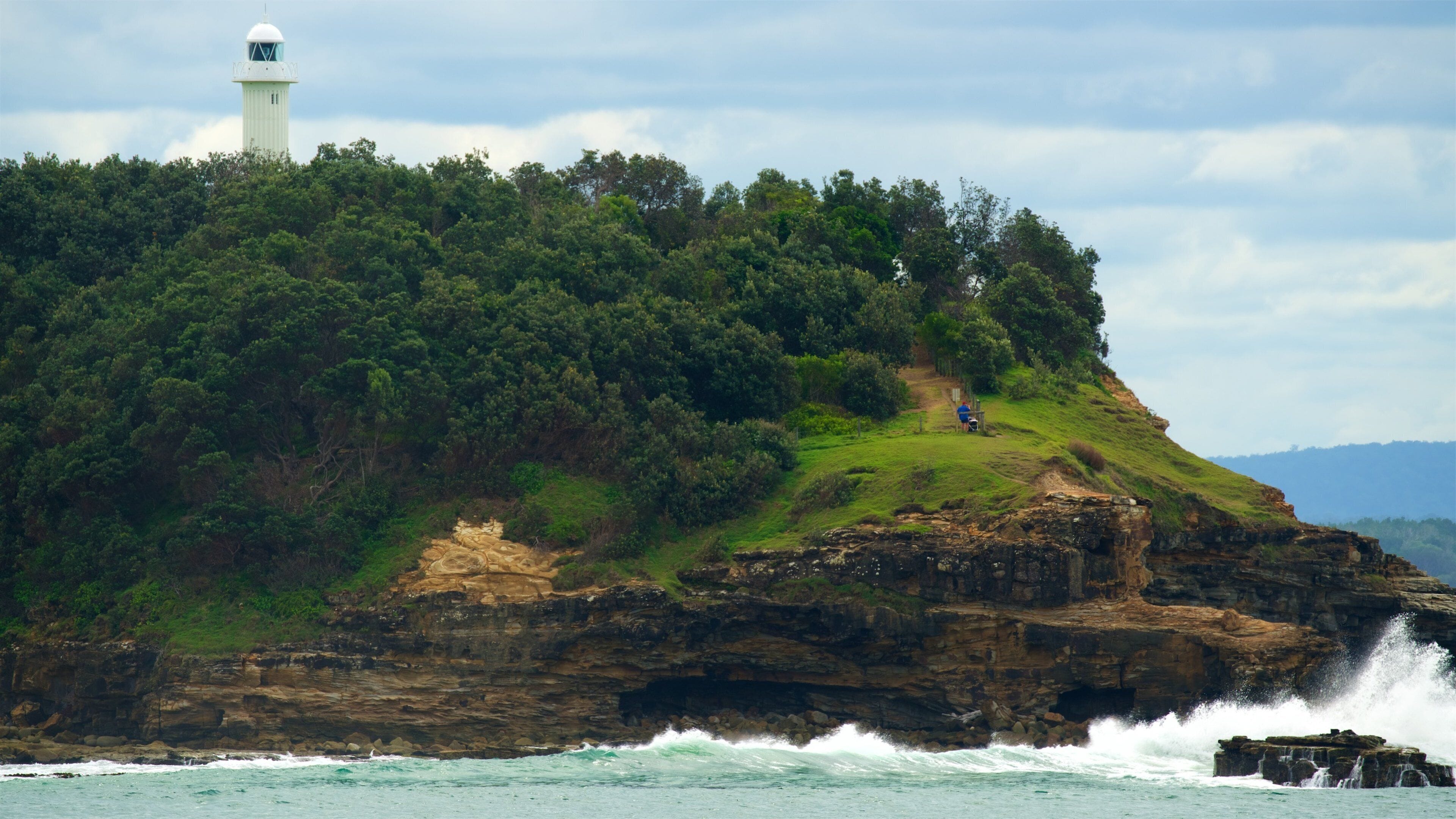 Yamba caracterizando um farol e litoral rochoso