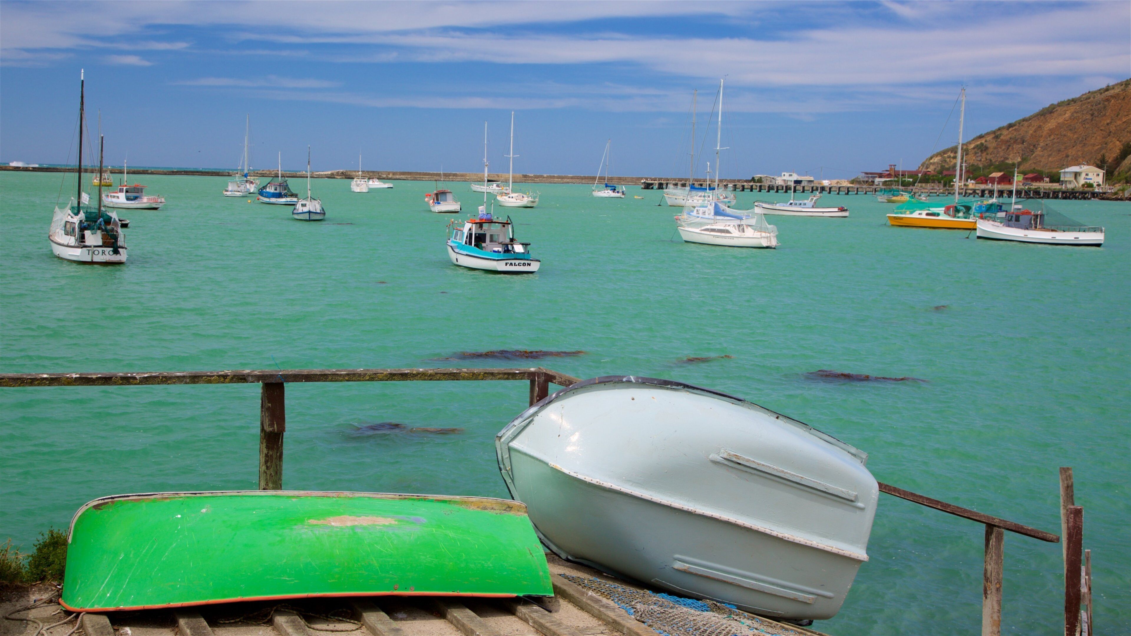 Oamaru que incluye embarcaciones, una bahía o un puerto y vela
