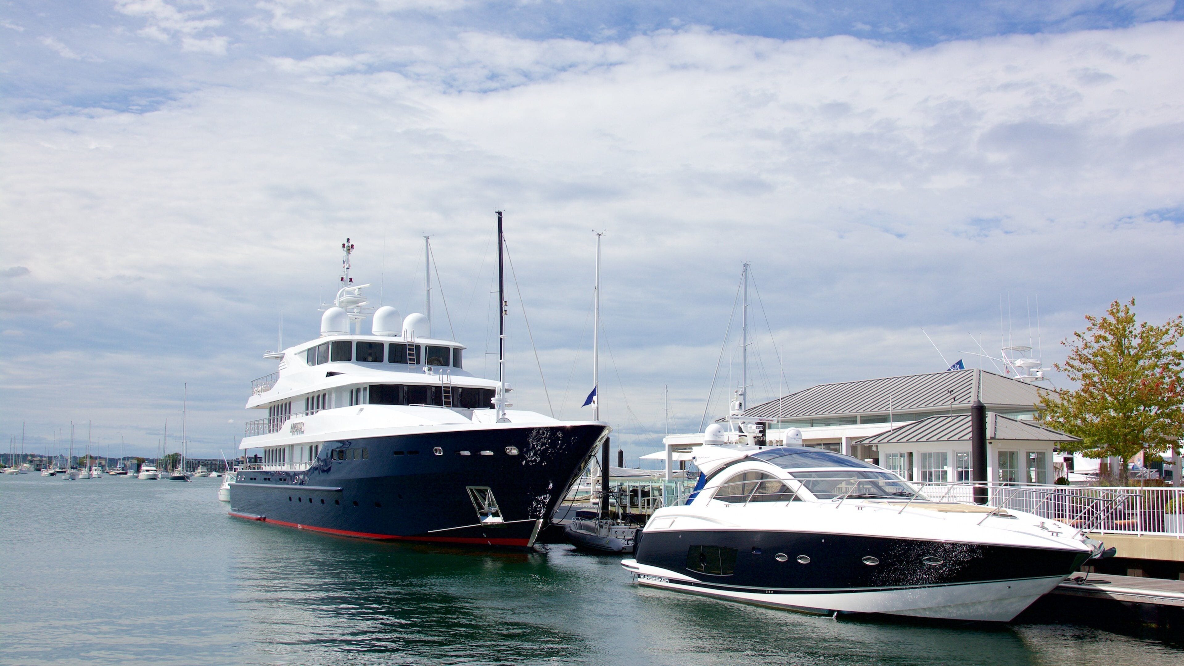 Ein Yachthafen mit zwei Yachten, die an der Pier liegen.