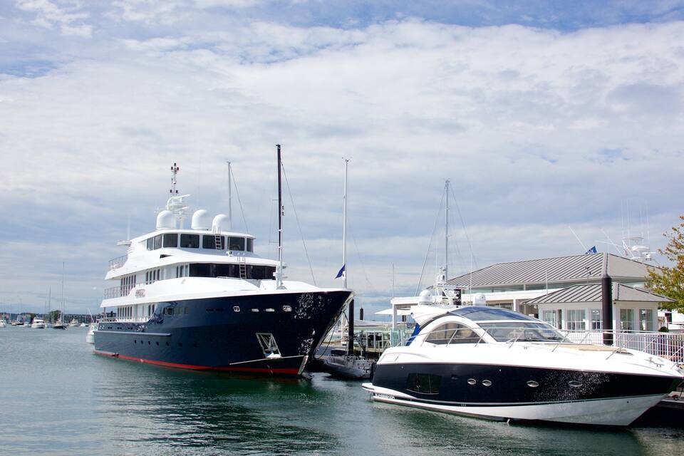 Una marina con dos yates amarrados al muelle.