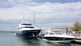 Una marina con dos yates amarrados al muelle.
