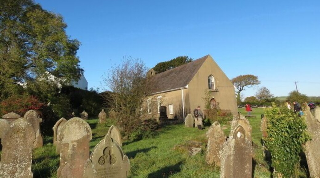 Yr Hen Gapel, Yr Hendy. Yr Hen Gapel, mam eglwys Annibynnwyr yr ardal. Cyn codi'r capel yn 1712 addolai'r aelodau mewn ffermdy cyfagos o'r enw Wern Chwith. Ailadeiladwyd y capel yn 1772 ac fe'i hadnewyddwyd yn llwyr yn 1900. Rhed llwybr cyhoeddus drwy'r fynwent. Yr Hen Gapel (trans. The Old Chapel), the first independent meeting house in the area. Prior to its construction in 1712 members worshipped at nearby Wern Chwith Farm. Rebuilt in 1772 it was extensively altered in 1900. A public footpath goes through the burial ground.