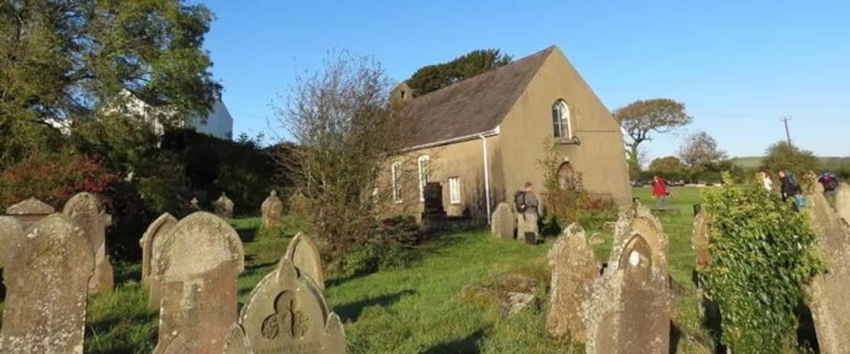 Yr Hen Gapel, Yr Hendy. Yr Hen Gapel, mam eglwys Annibynnwyr yr ardal. Cyn codi'r capel yn 1712 addolai'r aelodau mewn ffermdy cyfagos o'r enw Wern Chwith. Ailadeiladwyd y capel yn 1772 ac fe'i hadnewyddwyd yn llwyr yn 1900. Rhed llwybr cyhoeddus drwy'r fynwent. Yr Hen Gapel (trans. The Old Chapel), the first independent meeting house in the area. Prior to its construction in 1712 members worshipped at nearby Wern Chwith Farm. Rebuilt in 1772 it was extensively altered in 1900. A public footpath goes through the burial ground.