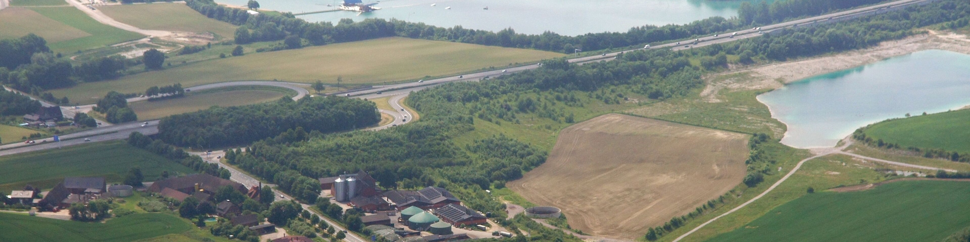 Freizeitsee Tuttenbrock bei Beckum, Kreis Warendorf, NRW. Das Bild entstand während des Münsterland-Fotoflugs am 1. Juni 2014. Hinweis: Die Aufnahme wurde aus dem Flugzeug durch eine Glasscheibe hindurch fotografiert. This file was uploaded with Commonist.