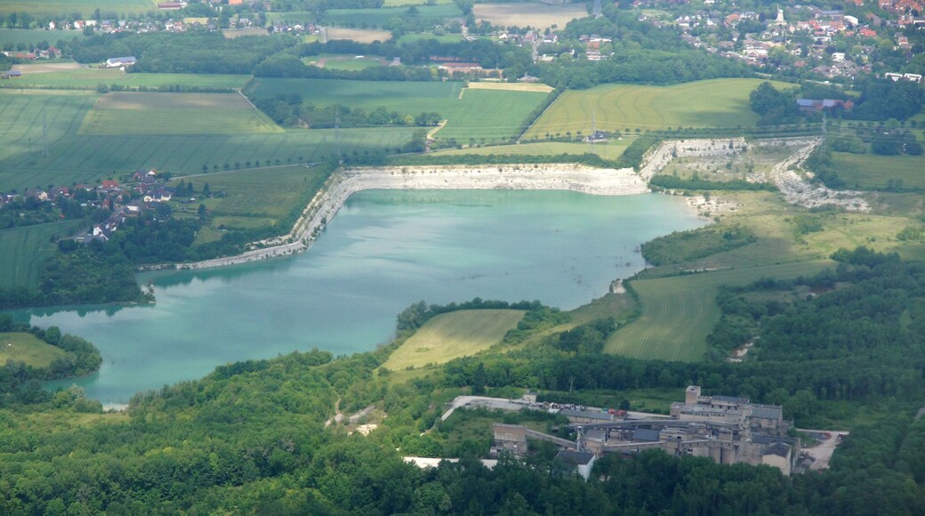 Zementwerk Anneliese III und Naturschutzgebiet Steinbruch Anneliese bei Ennigerloh im Kreis Warendorf, NRW. Das Bild entstand während des Münsterland-Fotoflugs am 1. Juni 2014. Hinweis: Die Aufnahme wurde aus dem Flugzeug durch eine Glasscheibe hindurch fotografiert.