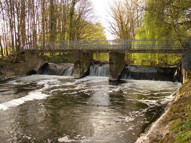 Alveston Sluice and weir View from the end of the public footpath where it meets the River Avon.