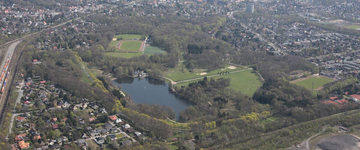 Fotoflug von Nordholz-Spieka nach Oldenburg und Papenburg This photo was taken by Alchemist-hp. If you use one of my photos, an email (account needed) or a message or direct to: my email account would be greatly appreciated. Please note the license terms. Other licensing terms can get discussed, too. This file is copyrighted and has been released under a license which is incompatible with Facebook's licensing terms. It is not permitted to upload this file to Facebook.