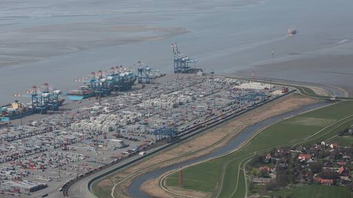 Fotoflug von Nordholz-Spieka nach Oldenburg und Papenburg This photo was taken by Alchemist-hp. If you use one of my photos, an email (account needed) or a message or direct to: my email account would be greatly appreciated. Please note the license terms. Other licensing terms can get discussed, too. This file is copyrighted and has been released under a license which is incompatible with Facebook's licensing terms. It is not permitted to upload this file to Facebook.