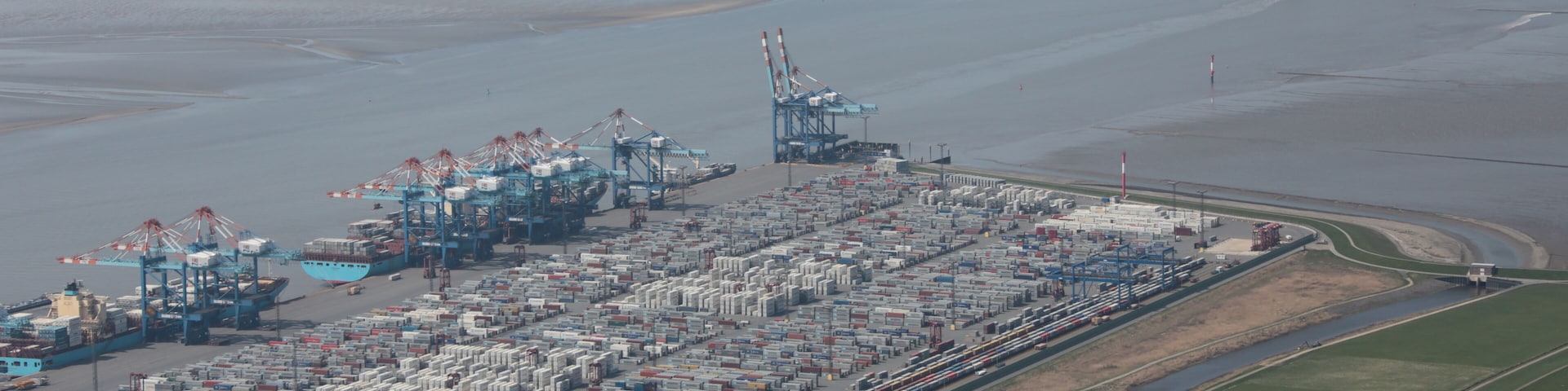 Fotoflug von Nordholz-Spieka nach Oldenburg und Papenburg This photo was taken by Alchemist-hp. If you use one of my photos, an email (account needed) or a message or direct to: my email account would be greatly appreciated. Please note the license terms. Other licensing terms can get discussed, too. This file is copyrighted and has been released under a license which is incompatible with Facebook's licensing terms. It is not permitted to upload this file to Facebook.