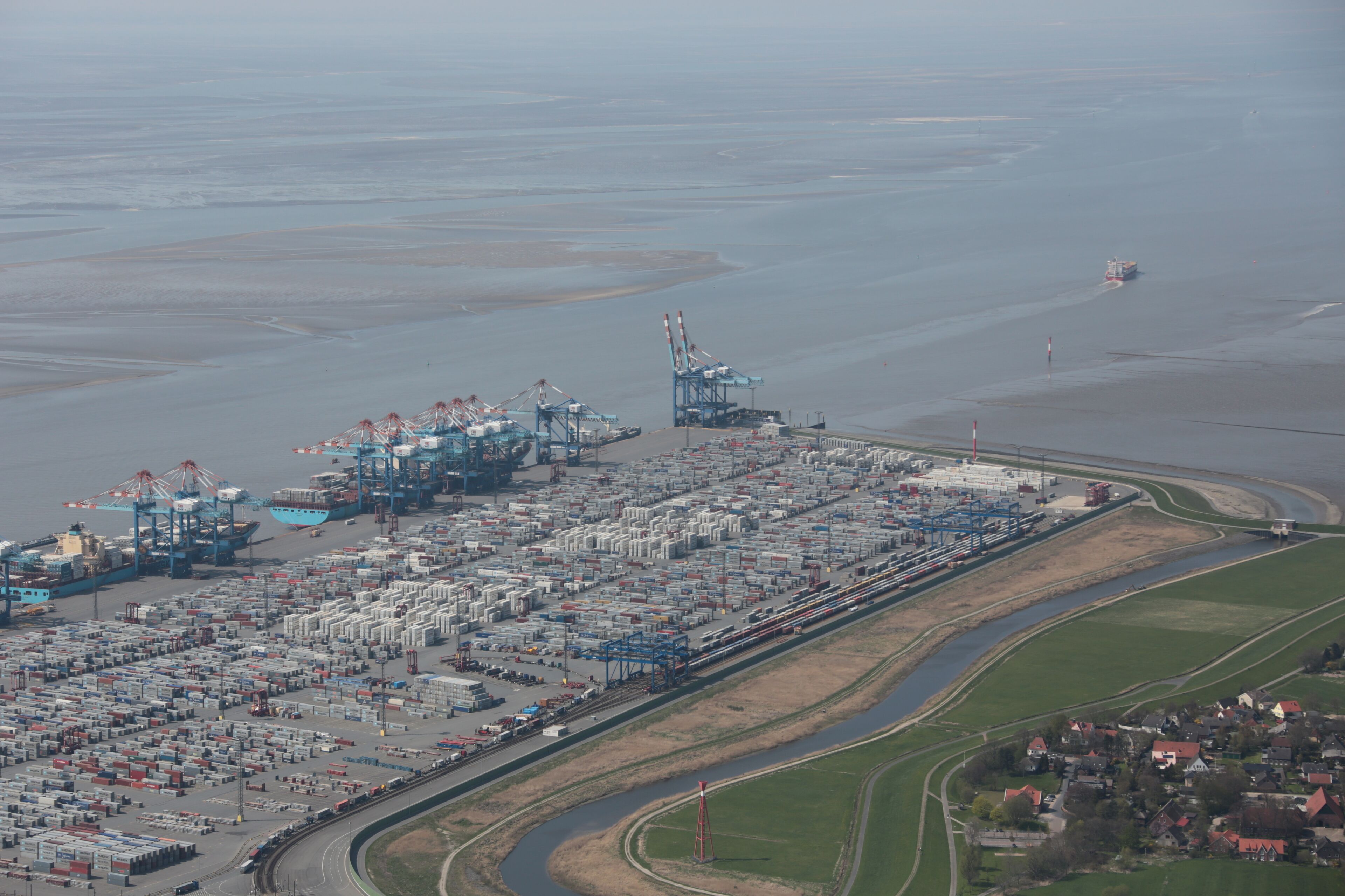 Fotoflug von Nordholz-Spieka nach Oldenburg und Papenburg This photo was taken by Alchemist-hp. If you use one of my photos, an email (account needed) or a message or direct to: my email account would be greatly appreciated. Please note the license terms. Other licensing terms can get discussed, too. This file is copyrighted and has been released under a license which is incompatible with Facebook's licensing terms. It is not permitted to upload this file to Facebook.