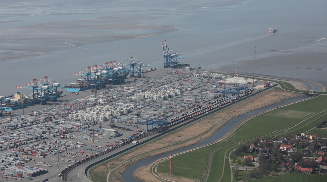 Fotoflug von Nordholz-Spieka nach Oldenburg und Papenburg This photo was taken by Alchemist-hp. If you use one of my photos, an email (account needed) or a message or direct to: my email account would be greatly appreciated. Please note the license terms. Other licensing terms can get discussed, too. This file is copyrighted and has been released under a license which is incompatible with Facebook's licensing terms. It is not permitted to upload this file to Facebook.